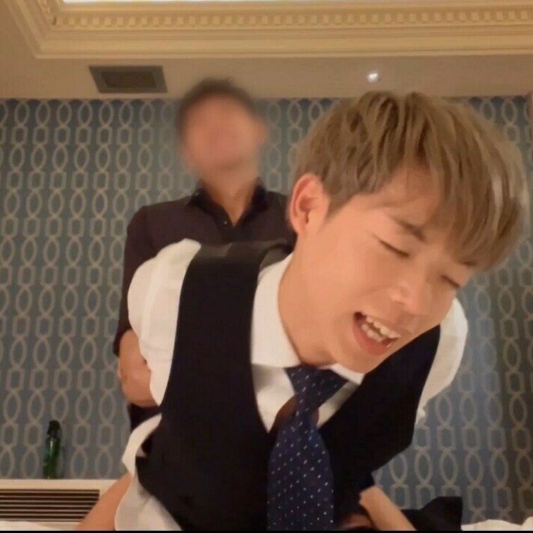 【スーツセックス、蹴られて、踏まれて、○○○されて】靴のまま踏まれて、お尻蹴られて、生挿入💦 ベルトで両手を縛られて、最後はスーツにぶっかけ🥹