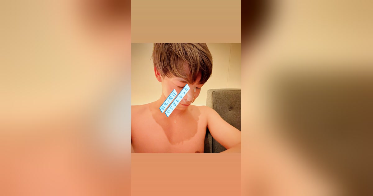 【2024/1/1 午前3時】僕の新年初ヌきはセルフ顔射でした💦 お顔大変なことになった笑 カウントダウンでめっちゃ飲んだ後で、眠かったので顔も身体も赤いし目も開い…の作品サムネイル