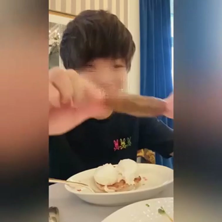 お部屋であさごはん☺️ 楽しく食べてたのに悲劇に襲われるぼく🥹 素人