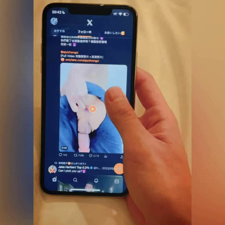 Twitter見ながらシコってたら蚊が飛んできて、そのまま親指で潰してしまったんだけどそんなことある！？🥹🥹🥹笑 素人